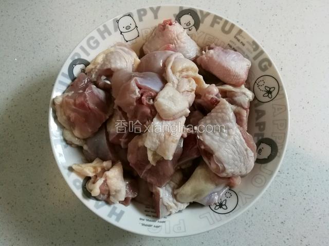 鸡腿剁成块，用凉水冲出血水后，控水备用。