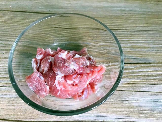 将瘦肉切成片，装碗里