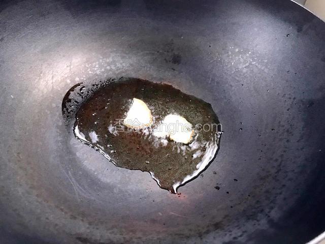 热油锅，爆香姜片