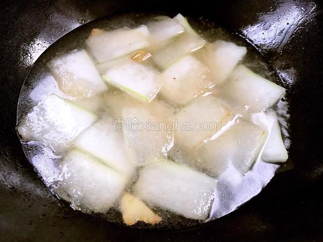 加入适量清水，大火烧开