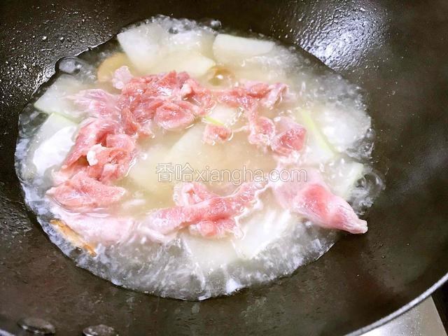 放入腌制好的肉片