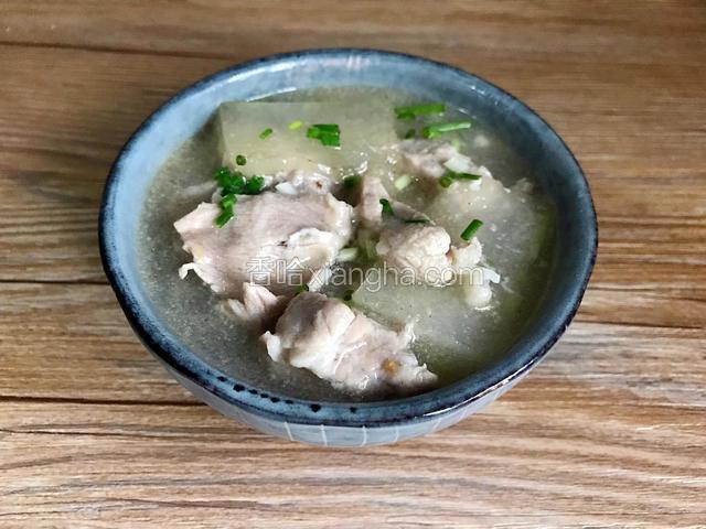 盛出装碗后，撒上葱花