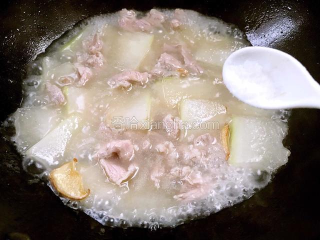 煮沸后加入盐、胡椒粉和味精拌匀即可