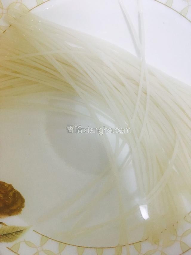 取适量米线用温水泡十五分钟。