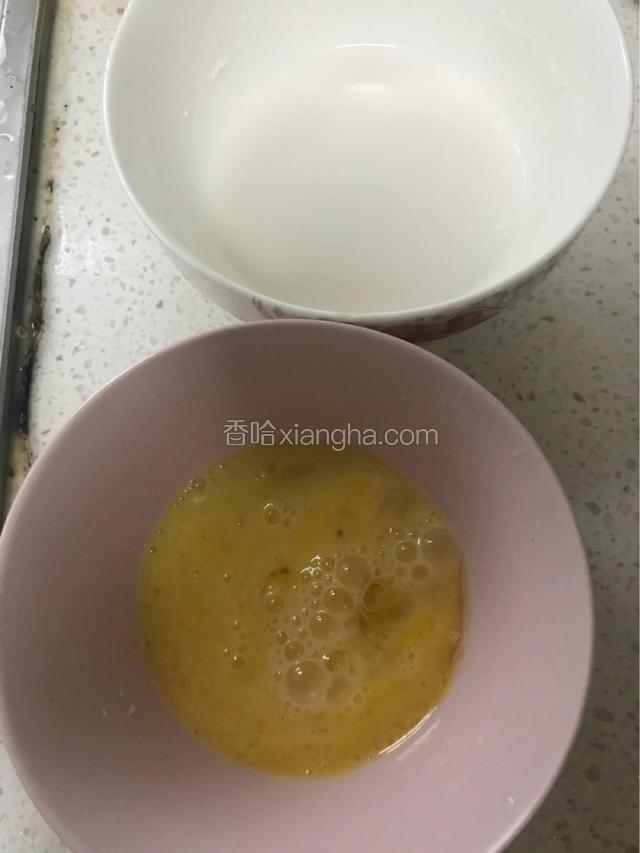 淀粉加入水搅拌均匀（淀粉起到勾芡作用，使汤汁更鲜美浓稠），鸡蛋打散搅拌