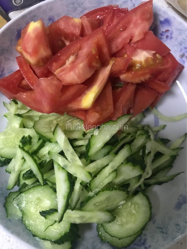 黄瓜切丝，西红柿切丁最好