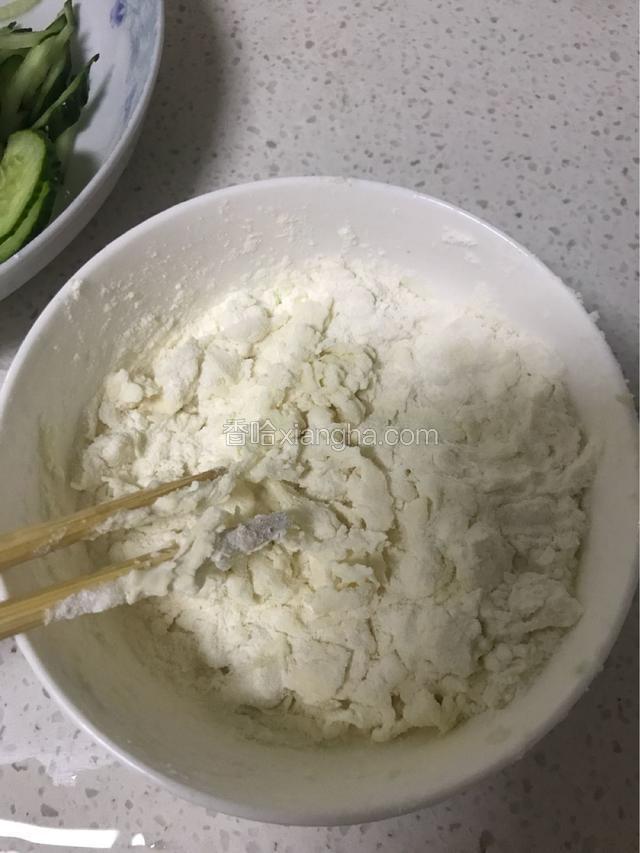 面粉加水搅拌成疙瘩