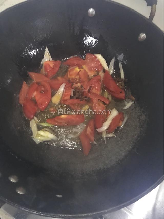 花椒爆香，大葱爆香，西红柿下锅翻炒，炒制有点汤汁为止