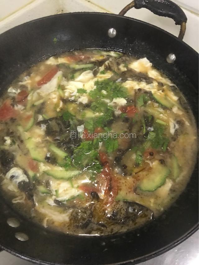 依次加入淀粉，紫菜，面疙瘩，鸡蛋，黄瓜（最后）放入盐，味精等，加入香菜，出锅，有香油加几滴香油最好