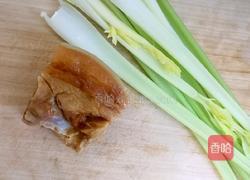 腊肉炒芹菜的做法图解1