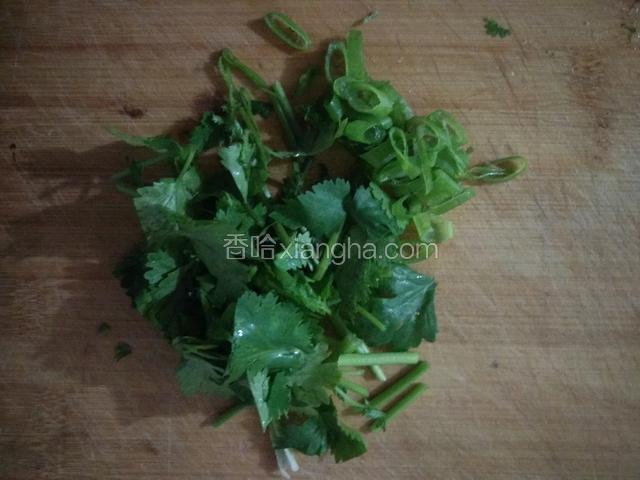 香菜切段，葱花切碎