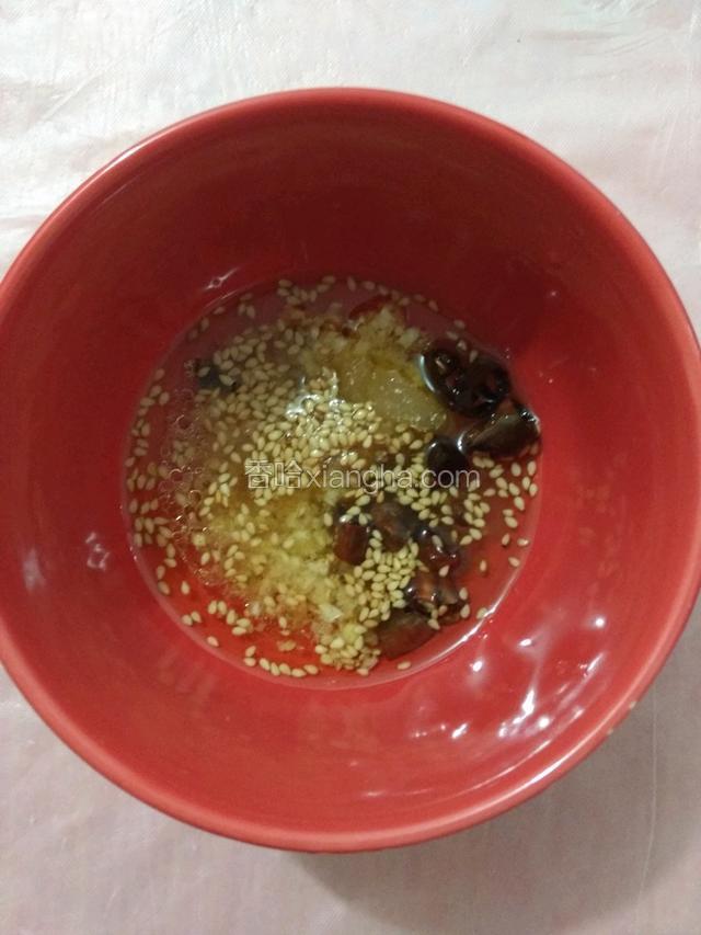 在蒜蓉里加入盐，味精，白糖，辣椒油，麻油，孜然，芝麻，醋，香油调汁