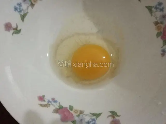 鸡蛋打入汤碗里