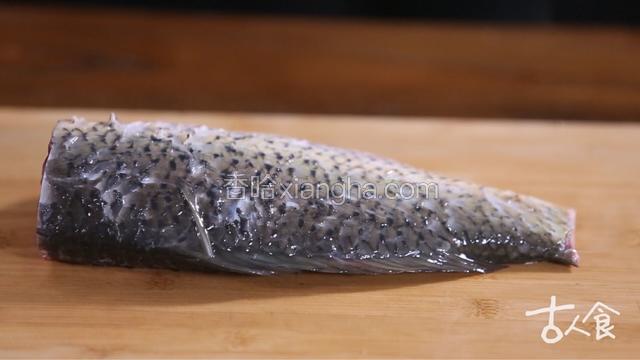 鱼头鱼尾切下，沿鱼脊骨剔取鱼腹肉
