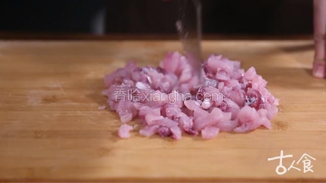 鱼肉、猪膘各自剁碎，猪肉加少量盐，剁成八分细