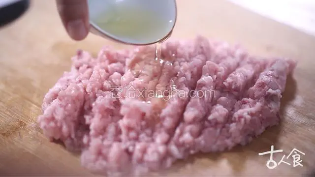 鱼肉、猪膘放到一起剁烂，加入鸡蛋清剁匀
