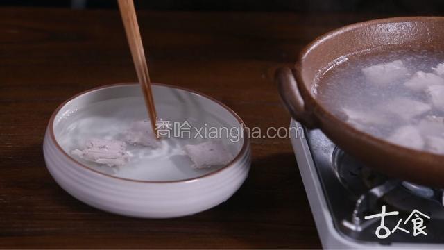 把鱼饼划成方块、放入沸水烫熟，用笊篱捞出，放入凉水过凉