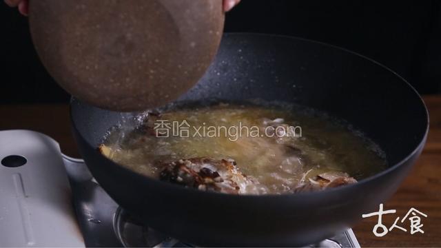 把鱼头、鱼骨、鱼尾熬汤，把鱼饼放入汤里，放枸杞点缀出锅。也可根据个人口味调配其他汤料，然后再放入鱼饼