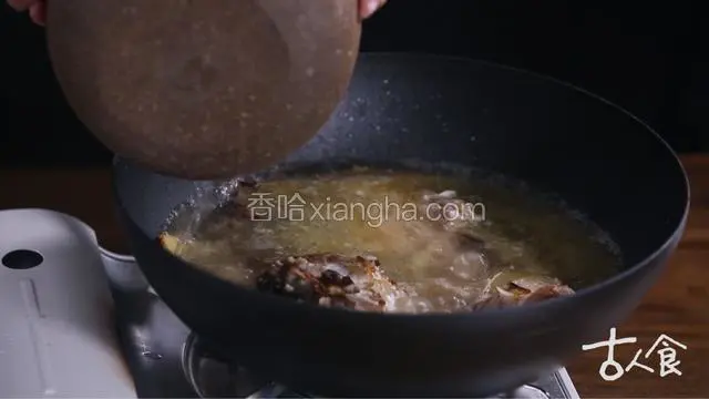 把鱼头、鱼骨、鱼尾熬汤，把鱼饼放入汤里，放枸杞点缀出锅。也可根据个人口味调配其他汤料，然后再放入鱼饼