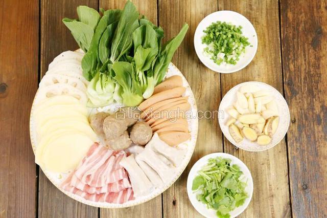 准备齐全食材，姜蒜切片