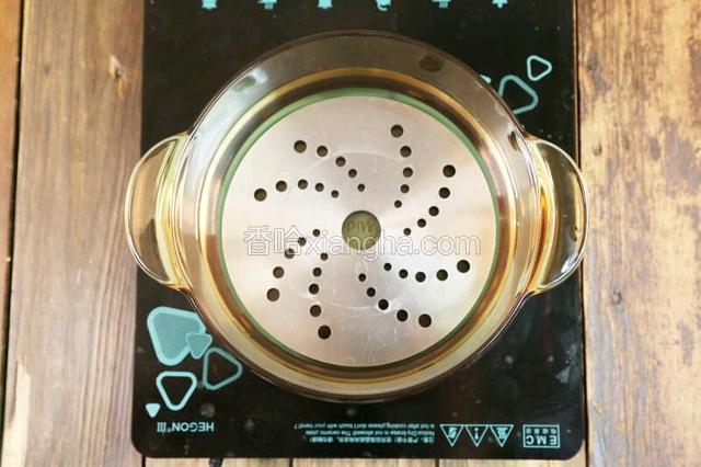 锅内倒水，大火烧热