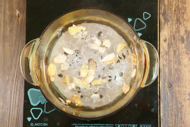 沸腾后，放入适量姜片、蒜片