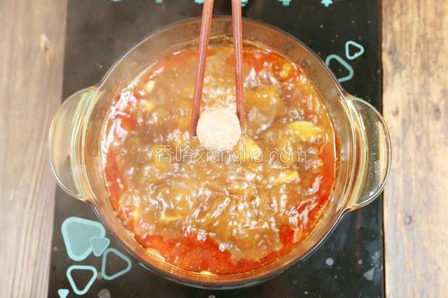 开始放调料，先放适量鱼丸