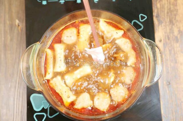 五花肉切薄片放入