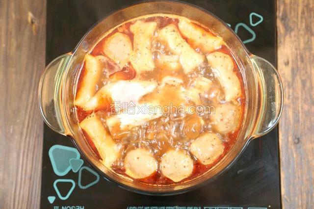 先只煮荤菜，待荤菜煮沸腾