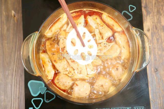 藕洗净，切薄片放入