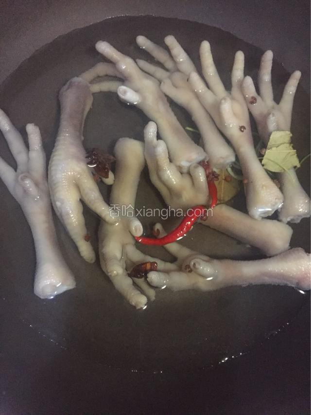把鸡爪也倒入锅中大火煮，