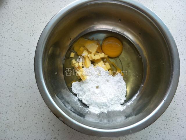 除面粉外其他材料放入盆中搅拌。