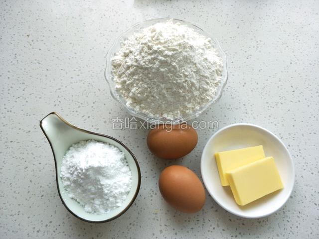 黄油提前从冰箱拿出来软化，准备食材称重。