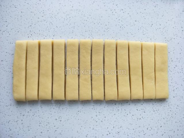 用刀切成大小宽窄一样的条。厚度大约为一厘米。