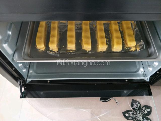 烤箱提前预热，180度上下火烤25分钟。