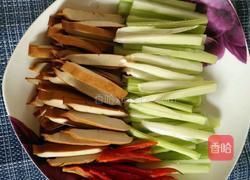 肉丝香干炒西芹的做法图解1