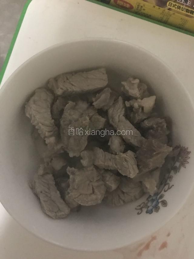 牛肉开水煮10分钟捞出备用。
