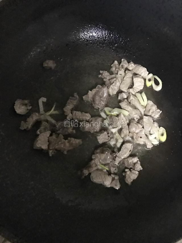 倒入植物油煸炒焯好的牛肉，料酒翻炒几下即可