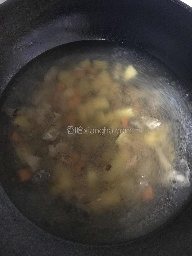 添清水，水要没过菜，多点水炖，大火转中小火。