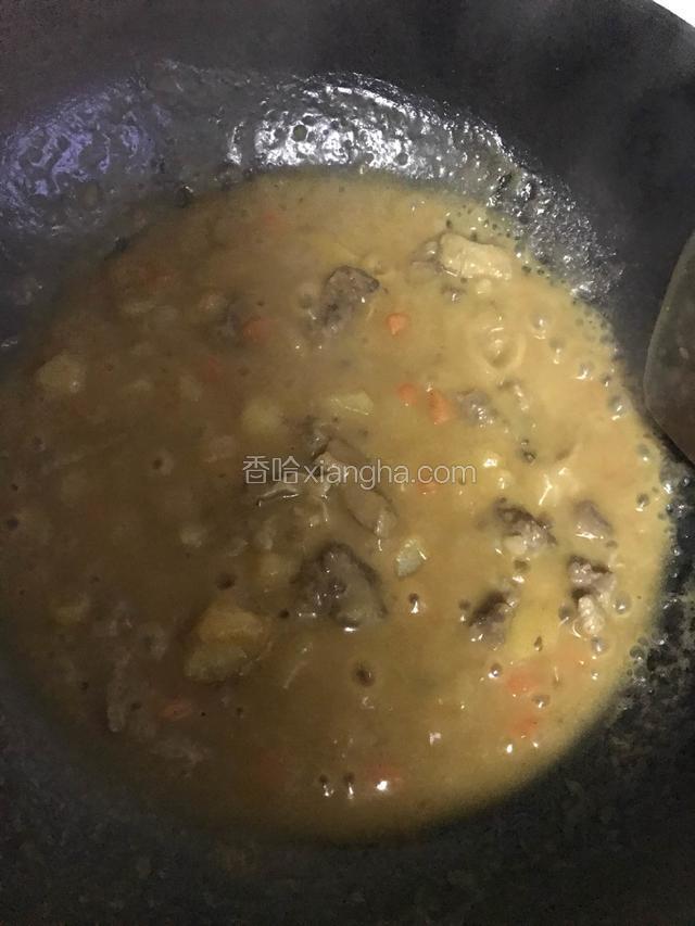 不停的搅拌至咖喱化开浓稠，锅里留些汤汁拌饭，关火盛盘。