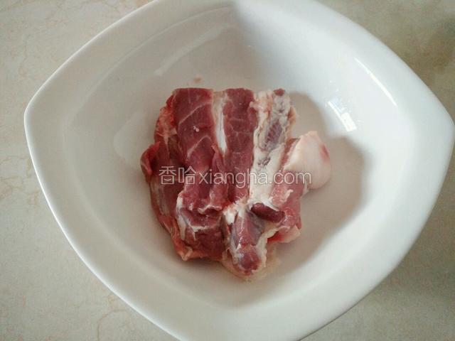 选一块稍带肥肉的肉