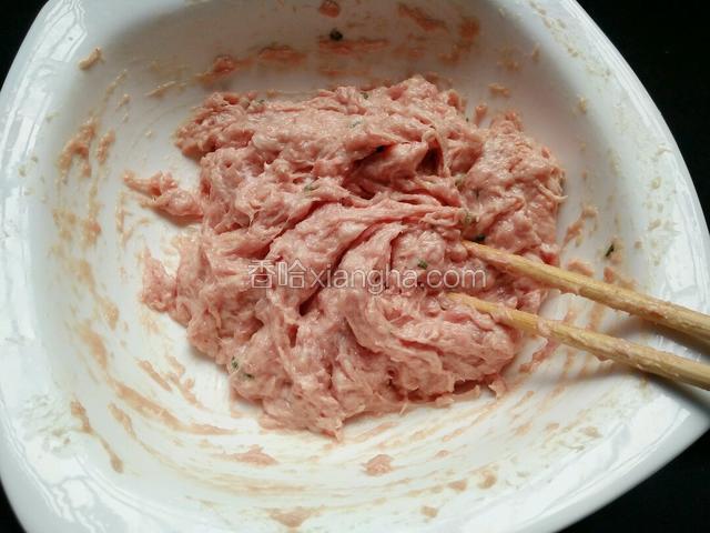 搅拌好的絮状肉糜制作成肉丸才有弹性