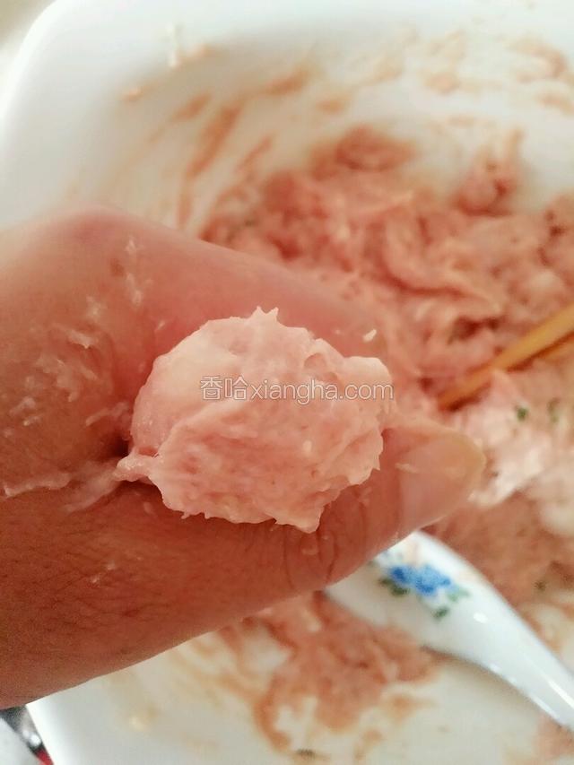 将肉糜取一小团于手心中再挤出肉丸状