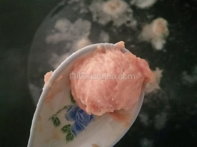 锅中水烧热不用烧开，用匙子边挤边取下一个个放入锅里这样每个丸子受热才一至。