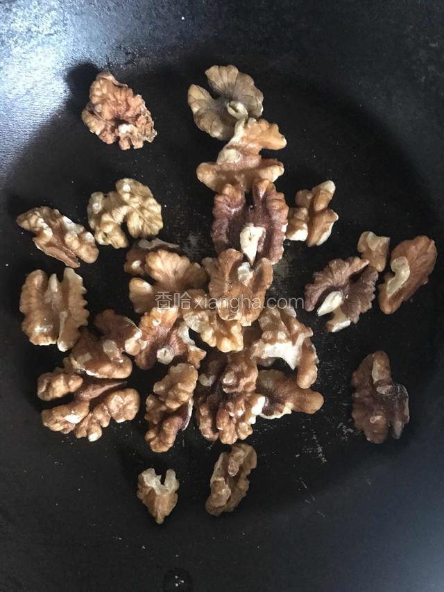 发酵的同时，炒核桃仁，把核桃仁芝麻炒熟