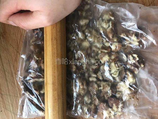 炒熟后放入保鲜袋中，用擀面杖擀碎