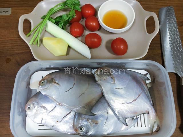 平鱼洗净去内脏，配料备好。