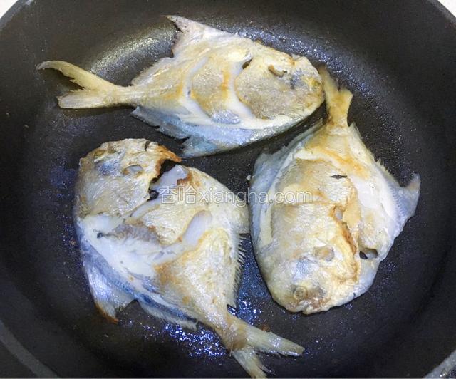 锅加少许油放入平鱼煎熟