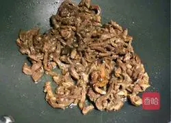 Illustration of how to make shredded pork burritos with Beijing sauce 11