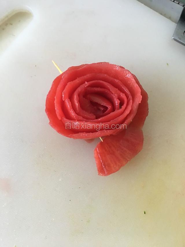 西红柿皮卷起来，牙签固定